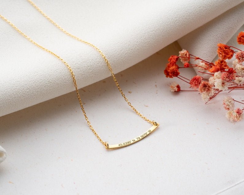 Customized Curved Bar Name Necklace - KIAHMILLA